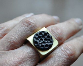 Maxi-Bandring aus Schiefer und Messing mit minimalistischem Design, moderner Ring aus schwarzem Stein, originelles Geschenk für sie, Geschenk für Frauen