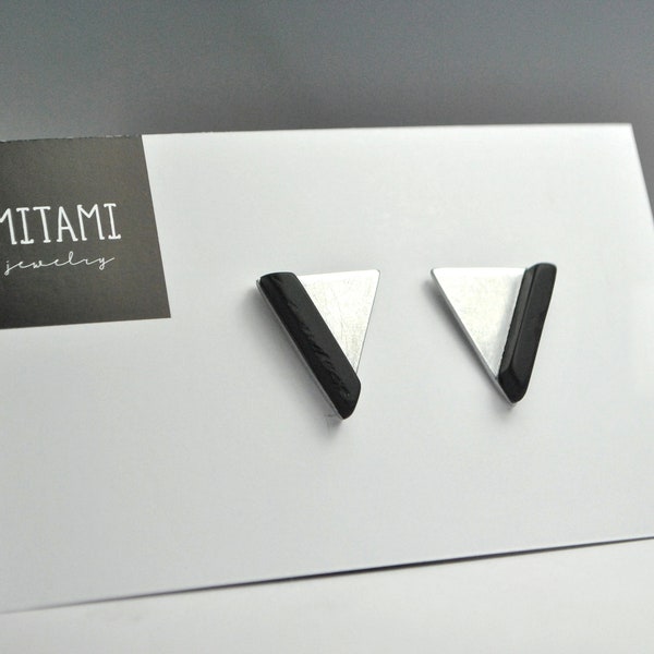 Orecchini triangolari in alluminio e ardesia handmade, orecchini moderni e minimal, gioiello artigianale contemporaneo made in Italy