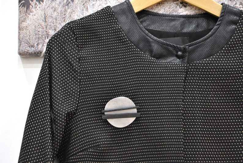 Silberne und schwarze moderne geometrische Brosche runde handgefertigte Brosche minimalistische Brosche aus Aluminium und Stein moderne Anstecknadel Bild 8