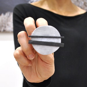 Silberne und schwarze moderne geometrische Brosche runde handgefertigte Brosche minimalistische Brosche aus Aluminium und Stein moderne Anstecknadel Bild 1