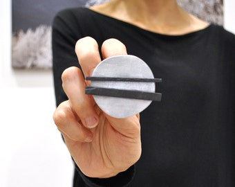 Zilveren en zwarte moderne geometrische broche | ronde handgemaakte broche | minimale broche in aluminium en steen | hedendaagse reversspeld