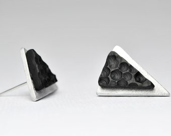 Dreieckige Ohrringe aus Aluminium und Schiefer, moderne und minimalistische Ohrringe, zeitgenössisches handgefertigtes Juwel, Geschenk für sie