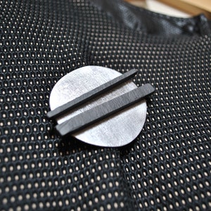 Silberne und schwarze moderne geometrische Brosche runde handgefertigte Brosche minimalistische Brosche aus Aluminium und Stein moderne Anstecknadel Bild 2