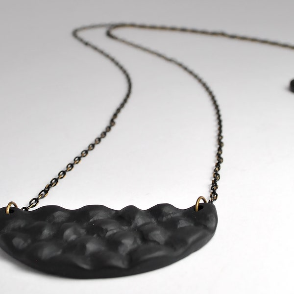 Collana scultura, Collana semicerchio lunga con ciondolo nero in ardesia, design moderno e minimal, scultura da indossare, regalo per lei