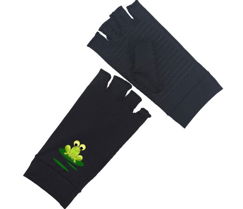 K&ouml;nnte beinhalten: Ein Paar schwarze Fingerlose Handschuhe mit einem gr&uuml;nen Frosch-Motiv auf einem Handschuh. Die Handschuhe haben ein gestreiftes Muster und sind aus atmungsaktivem Material.