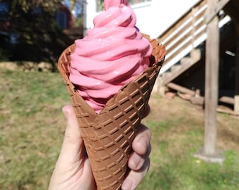 Escultura de helado de plástico suave, cono de waffle estilo pop art montado en la pared.