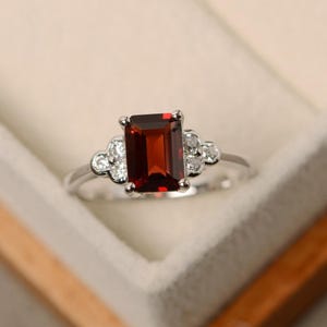 Ring met smaragd geslepen granaat: 925 sterlingzilveren beloftering