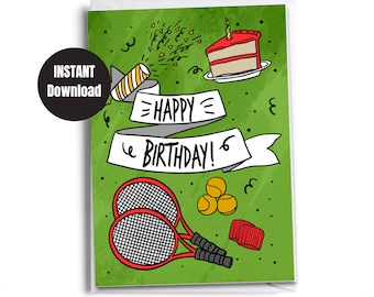 Op de afbeelding: Een groene verjaardagskaart met een tennisracket, tennisballen, een stuk taart met een kaars en een confettikanon. De kaart zegt "Happy Birthday!"