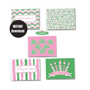 Peut inclure: Ensemble de cinq cartes de vœux avec des motifs variés. Les cartes présentent des schémas de couleurs rose, vert et blanc. Les motifs incluent des chevrons, des motifs cachemire, des feuilles de lierre, des rayures et des bougies d'anniversaire. Le texte comprend "Sisterhood" et "Thank You".