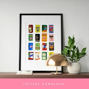 Peut inclure: Une affiche encadrée présentant une grille de designs d'emballages alimentaires vintage colorés. L'œuvre présente diverses marques avec une typographie audacieuse et une esthétique rétro. L'affiche est sur une étagère en bois avec une lampe dorée et une plante en pot.