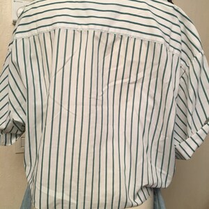 Peut inclure: Une chemise &agrave; manches courtes boutonn&eacute;e &agrave; rayures blanches et vertes avec une coupe d&eacute;contract&eacute;e.