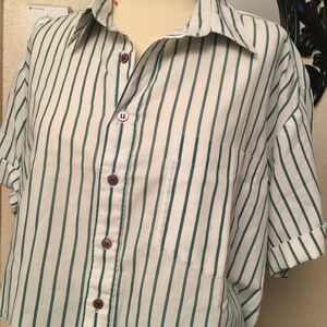 Peut inclure: Une chemise &agrave; manches courtes boutonn&eacute;e &agrave; rayures blanches et vertes avec un ourlet court.
