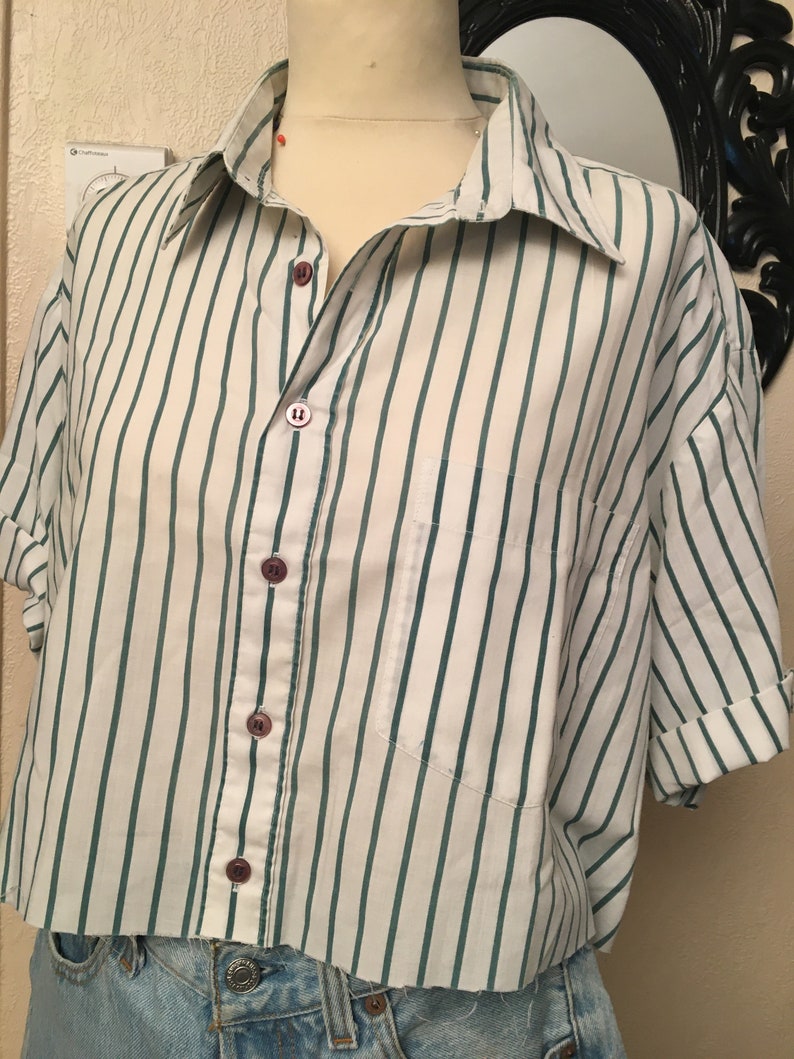 Peut inclure: Une chemise &agrave; manches courtes boutonn&eacute;e &agrave; rayures blanches et vertes avec un ourlet court.
