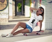 T-shirt col V ajusté - Black Cat Ceci Est Mon Corps | chat noir drôle, body positive, summer body