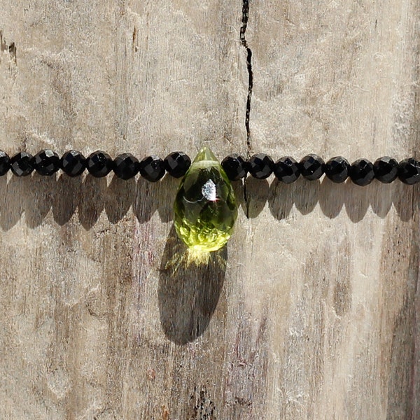 Bracelet en onyx et goutte péridot