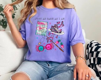 Può includere: Una maglietta viola con il testo "Just as sane as I am" e una grafica di un paio di occhiali, una bacchetta magica, una scarpa e una rivista con il testo "Quibbler".