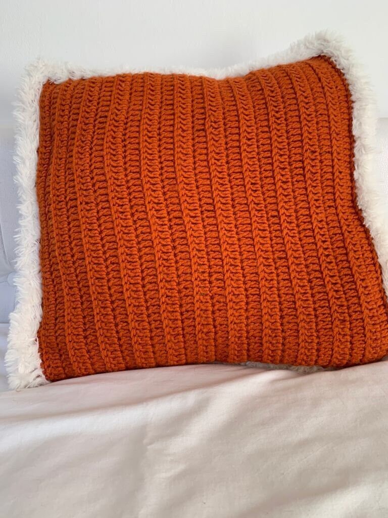 Coussin Ocre avec Bord Fourrure Blanc