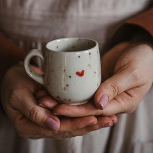 Keramiktasse mit Herz • Handgemachte Tasse 350ml • Liebevoll bemalte Steinguttasse • Speckle Glaze • Geschenk für Sie • Kaffee-  Teetasse