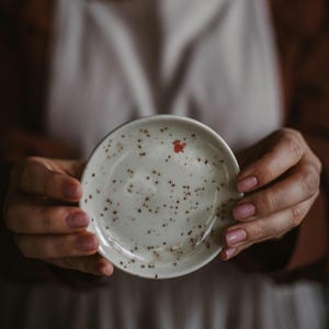 Petit plat à bijoux en forme de cœur, plat en faïence émaillée mouchetée, assiette à biscuits expresso faite main, cadeau de Saint-Valentin pour une amie, cadeau pour la fête des mères