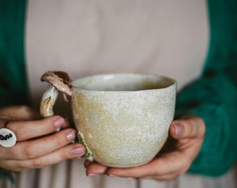 Keramikbecher mit Pilz • Handgemachte Tasse aus Steinzeug • Cottagecore Küche • Waldtasse • Geschenk für Tee- und Kaffeeliebhaber