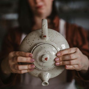 Handgemaakte keramische theepot – gespikkeld aardewerk met beige hart | Theepot van 930 ml | Unieke cadeaus