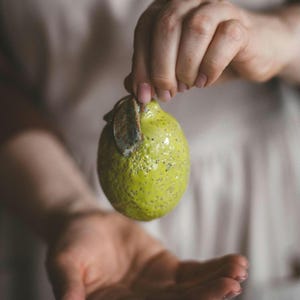 Geglazuurde keramische citroensculptuur, beeldje citrusfruit, handgebeeldhouwd aardewerkornament, decoratief plankdecorobject, limoncello-themacadeau