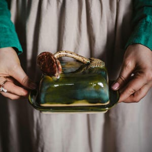 Handgemachte Butterdose mit Pilz • Wald-Inspirierte Keramik • Künstlerische Küchen-Deko • Lebensmittelechtes Steinzeug • Kleine Auflage