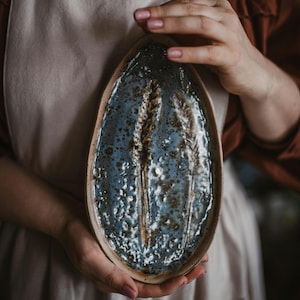 Handgjord veteserveringsbricka, rustik kaffekopp/fat, spräcklig keramikglaserad stengodsfat, påskgåvor i lantkök