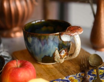 Keramikbecher mit Pilz • Handgemachte Tasse aus Steinzeug • Cottagecore Küche • Waldtasse • Geschenk für Tee- und Kaffeeliebhaber