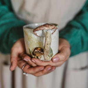 Handgjord svampmugg, skogskeramisk kopp, hantverkskeramik, naturinspirerad kaffe- och temugg, unik present till trädgårdsälskare, diskmaskinssäker