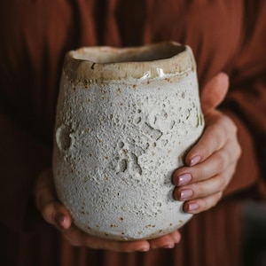 Handgemaakte aardewerk vaas van steengoed, beige vulkanisch vet lava getextureerde gebeeldhouwde bloempot, keramische gespikkelde vaas met brede opening, handige huiscadeaus