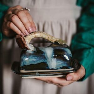 Handgjord smörskål i keramik med svamp – Skogsinspirerad keramik | Hantverkskökspresent | Livsmedelssäker | Mors dag-present