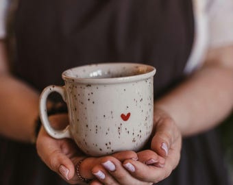 Keramiktasse mit Herz • Handgemachte Tasse 350ml • Liebevoll bemalte Steinguttasse • Speckle Glaze • Geschenk für Sie • Kaffee-  Teetasse