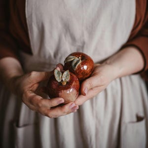 Handgemachter Keramik-Apfel • Rustikale rote Keramikdeko • Künstlerische Obstskulptur • Geschenk zum Einzug • Naturinspirierte Kleinserie