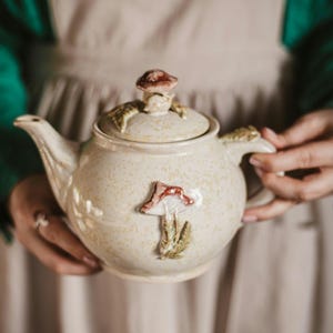 Keramik-Teekanne mit Pilz • Handgemachtes Steinzeug • Cottagecore Walddeko • Künstlerisches Geschenk • Handmade in Germany • 990 ml