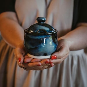 Azucarero de cerámica hecho a mano con tapa – Azucarero de gres / Cerámica de cocina estilo cottagecore / Regalo para amantes del café y el té
