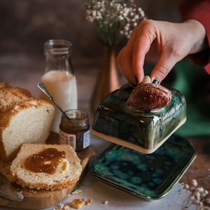 Handgemachte Butterdose mit Pilz • Wald-Inspirierte Keramik • Künstlerische Küchen-Deko • Lebensmittelechtes Steinzeug • Kleine Auflage