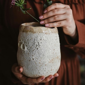 Handgemachte Steinzeug-Keramik-Vase, Beige vulkanische Fat Lava Texturierte Blumentopf, gesprenkelte Keramikvase mit breiter Öffnung, nützliche Hausgeschenke