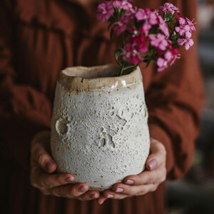 Ręcznie robiony wazon z kamionki, beżowa doniczka z teksturą lawy wulkanicznej, szeroki ceramiczny wazon w kropki, praktyczne prezenty do domu