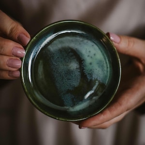 Handgemachter Mini-Keramikteller • Rustikale Steingutschale • Schmuckteller oder Espressoteller • Geschenk für Sie • Kleine Auflage