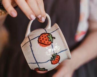 Erdbeer Keramiktasse - Handbemalte weiße Tasse mit blau kariertem Muster 330 ml Handgefertigte Handwerker Becher
