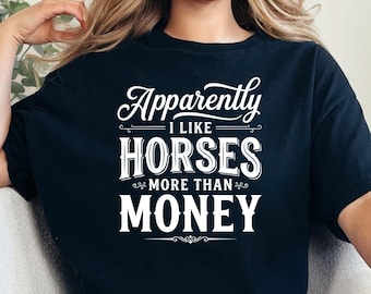 どうやら私はお金よりも馬が好きなようです Tシャツ、面白い馬好きへのギフト、乗馬グラフィックTシャツ、乗馬愛好家へのギフト、面白い乗馬ギフト