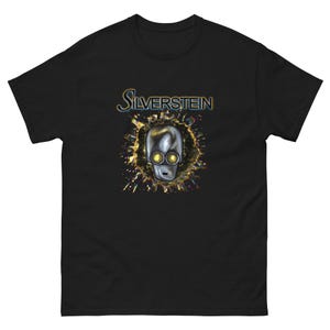 Könnte beinhalten: Schwarzes T-Shirt mit einem Grafikdruck eines silbernen Roboterkopfes mit gelben Augen und dem Text "SILVERSSTEIN" darüber.