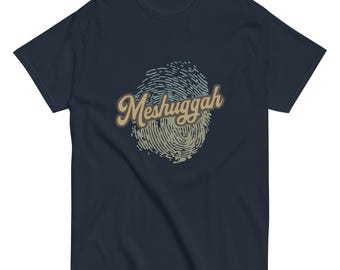 Może przedstawiać: Koszulka w kolorze granatowym z grafiką odcisku palca w stylu vintage i napisem "Meshuggah" w brązowej czcionce.