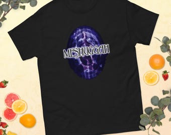 Może przedstawiać: Czarny T-shirt z fioletowym i niebieskim nadrukiem graficznym w kształcie wiru i tekstem "Meshuggah" w kolorze białym.