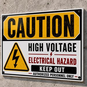 Può includere: Un cartello rettangolare di avvertimento con una fascia superiore gialla che riporta la scritta CAUTION in nero. Sotto, una sezione bianca presenta un triangolo giallo con un'icona a forma di fulmine nero, il testo HIGH VOLTAGE, ELECTRICAL HAZARD, KEEP OUT e AUTHORIZED PERSONNEL ONLY.