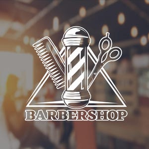 Könnte beinhalten: Ein weißes Barbershop-Logo mit einem Barbershop-Pfosten, einer Schere und einem Kamm. Das Logo befindet sich auf einem verschwommenen Hintergrund eines Barbershops.