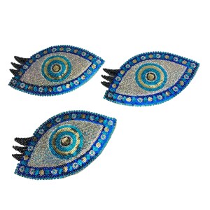 Peut inclure: Trois patchs &oelig;il mal&eacute;fique bleus et argent&eacute;s avec des accents dor&eacute;s. Les yeux sont entour&eacute;s d'une bordure bleue et blanche. Les patchs sont faits de paillettes.