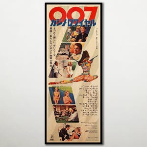 Könnte beinhalten: Ein vertikales japanisches Filmplakat für Casino Royale 007 mit einer Collage aus Filmszenen, Schauspielern und einer zentralen Figuren-Silhouette, die mit bunten Grafiken gefüllt ist. Das Plakat enthält den fetten roten 007-Schriftzug und japanische Schriftzeichen.