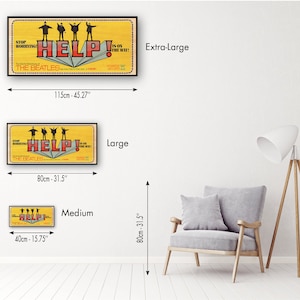 Puede incluir: Un p&oacute;ster de estilo vintage con The Beatles y el texto "HELP!" en rojo y amarillo. El p&oacute;ster est&aacute; disponible en tres tama&ntilde;os: 115 cm x 45,27 pulgadas, 80 cm x 31,5 pulgadas y 40 cm x 15,75 pulgadas.